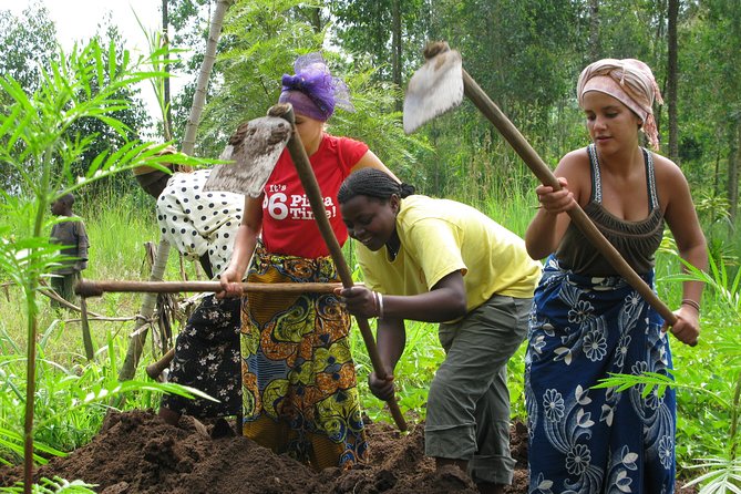 A Day in the Life of a Local Artisan - Fetching water and helping prepare lunch